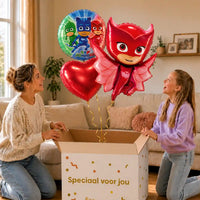 Owlette PJ Masks Trosje: moeder en dochter pakken het heliumgevulde ballonnentrosje uit een Speciaal voor jou-doos, met natuurlijk gekrulde gouden linten.