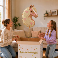 Moeder en dochter pakken de paard heliumballon van 68 cm uit – Ballonnenshop.nl