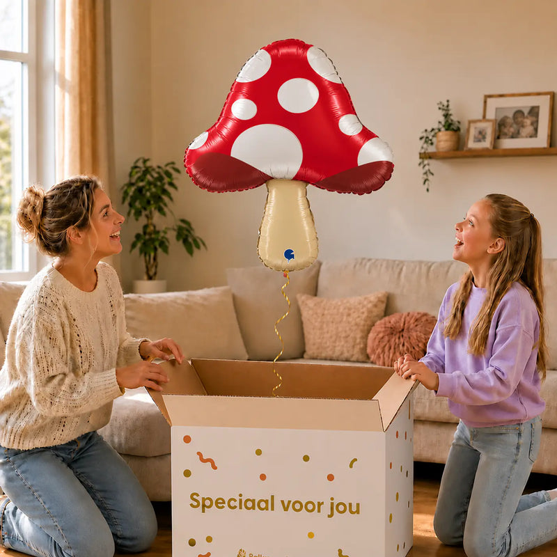 Paddenstoel Helium Ballon – uitpakmoment met moeder en meisje in een warme woonkamer – Ballonnenshop.nl