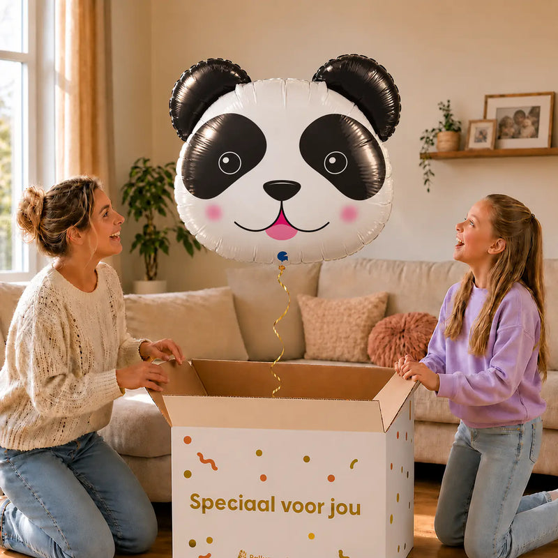 Panda Helium XL Ballon – uitpakmoment met moeder en meisje in een warme woonkamer – Ballonnenshop.nl