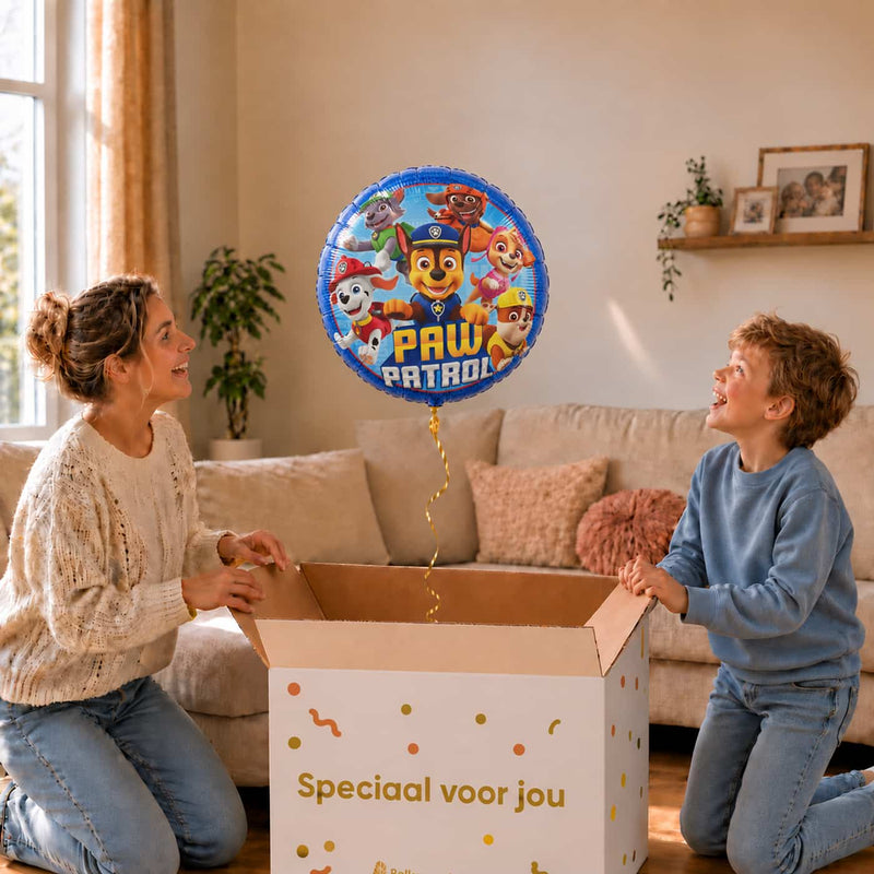 Moeder en kind bekijken de Paw Patrol-heliumballon van 46 cm boven een geopende cadeaudoos.