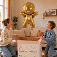 Peperkoekmannetje XL Ballon – uitpakmoment met moeder en jongetje in een warme woonkamer – Ballonnenshop.nl