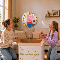 Moeder en meisje pakken de Peppa Pig Happy Birthday ballon van 46 cm uit de cadeaudoos.