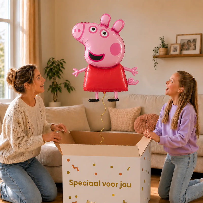 Peppa Pig Helium XL Ballon – uitpakmoment met moeder en meisje in een warme woonkamer – Ballonnenshop.nl