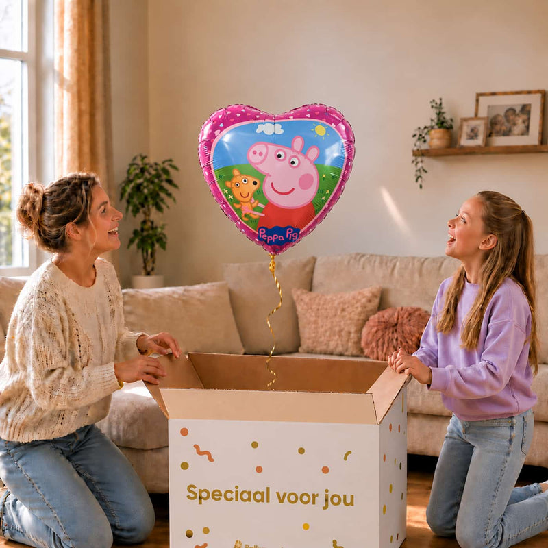 Moeder en meisje pakken de hartvormige Peppa Pig met knuffel ballon van 46 cm uit de cadeaudoos.