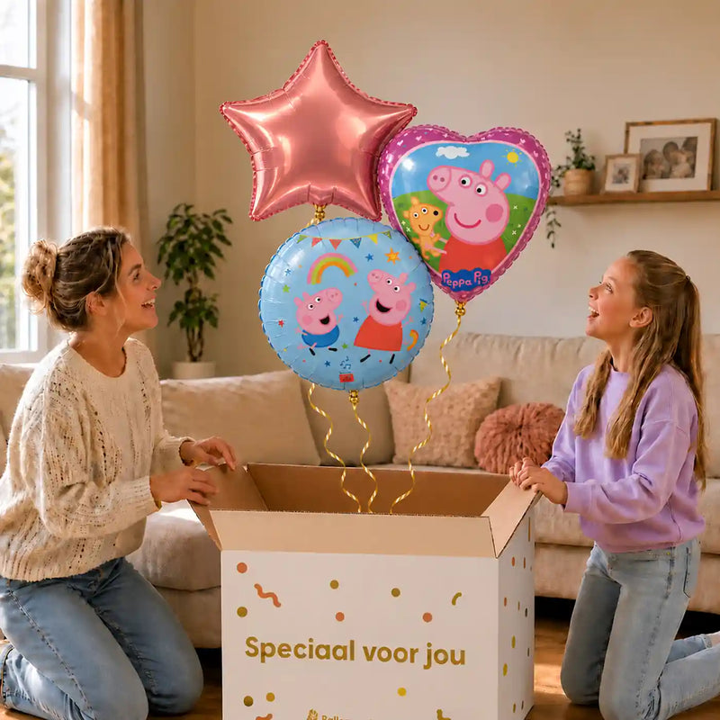 Peppa Pig Trosje Paars/Roze/Blauw: moeder en dochter pakken het heliumgevulde ballonnentrosje uit een Speciaal voor jou-doos, met natuurlijk gekrulde gouden linten.