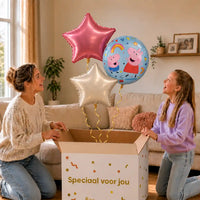 Peppa Pig Trosje Wit/Roze/Blauw: moeder en dochter pakken het heliumgevulde ballonnentrosje uit een Speciaal voor jou-doos, met natuurlijk gekrulde gouden linten.