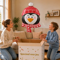 Pinguïn Helium Ballon – uitpakmoment met moeder en jongetje in een warme woonkamer – Ballonnenshop.nl