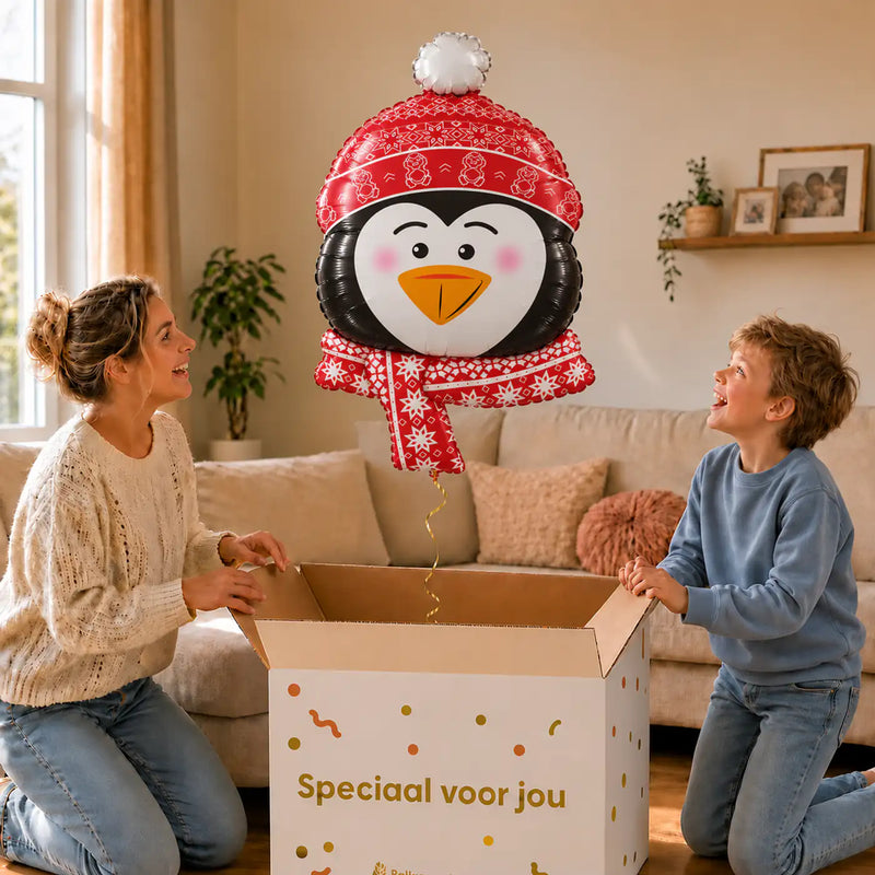 Pinguïn Helium Ballon – uitpakmoment met moeder en jongetje in een warme woonkamer – Ballonnenshop.nl