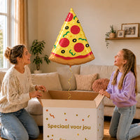 Pizza XL Ballon – uitpakmoment met moeder en meisje in een warme woonkamer – Ballonnenshop.nl