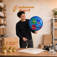 Jesse houdt de PJ Masks Gekko, Owlette & Catboy vast in de warme werkplaats van Ballonnenshop.nl.