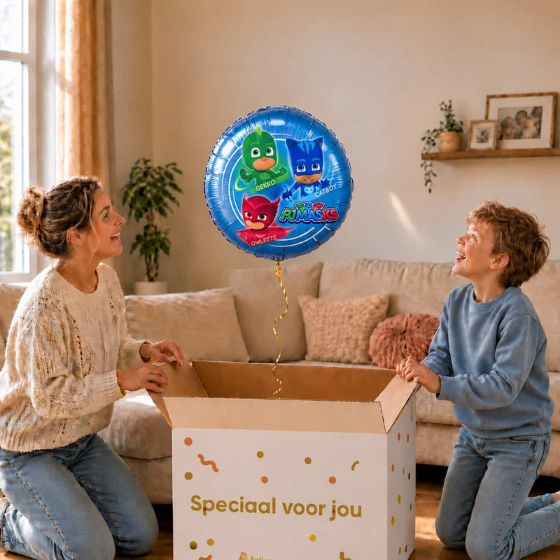 Moeder en jongen bekijken de blauwe PJ Masks Gekko Owlette Catboy ballon van 46 cm boven de cadeaudoos.
