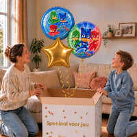 PJ Masks Trosje: moeder en zoon pakken het heliumgevulde ballonnentrosje uit een Speciaal voor jou-doos, met natuurlijk gekrulde gouden linten.