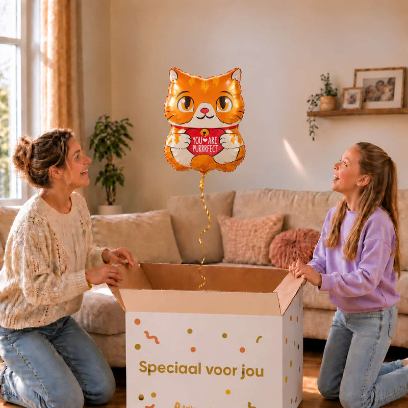 Moeder en meisje pakken een oranje You Are Purrrfect kattenballon van 45 cm met een rood hart uit.