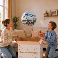 Moeder en jongen bekijken de Politie ballon van 43 cm met politieauto boven de cadeaudoos.
