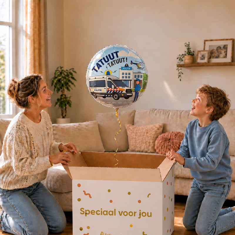 Moeder en jongen bekijken de Politie ballon van 43 cm met politieauto boven de cadeaudoos.
