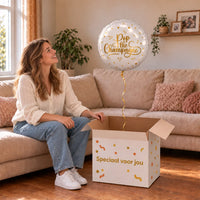 Uitpakmoment met Pop The Champagne Helium Ballon uit een cadeaudoos van Ballonnenshop.nl