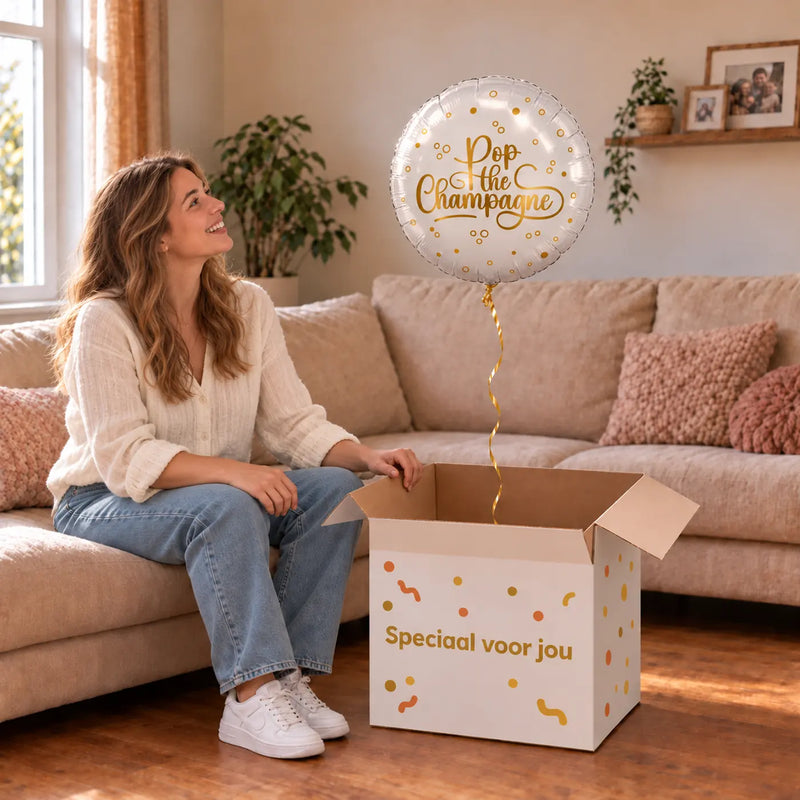 Uitpakmoment met Pop The Champagne Helium Ballon uit een cadeaudoos van Ballonnenshop.nl