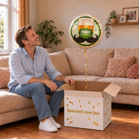 Uitpakmoment met Proost Van Harte Helium Ballon uit een cadeaudoos van Ballonnenshop.nl