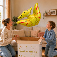 Pterodactyl Dino Helium XL Ballon – uitpakmoment met moeder en jongetje in een warme woonkamer – Ballonnenshop.nl