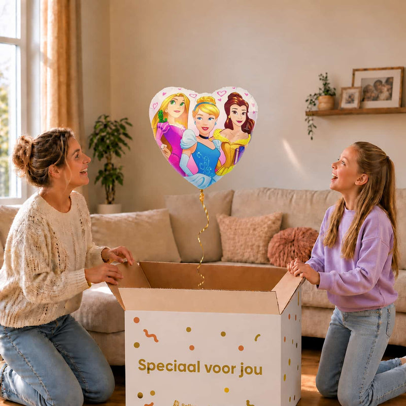 Moeder en meisje bekijken de ballon Rapunzel, Assepoester & Belle in zacht warm licht boven de geopende cadeaudoos ‘Speciaal voor jou’.