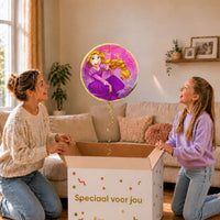Moeder en meisje bekijken de ballon Rapunzel Disney Prinses Ballon in zacht warm licht boven de geopende cadeaudoos ‘Speciaal voor jou’.