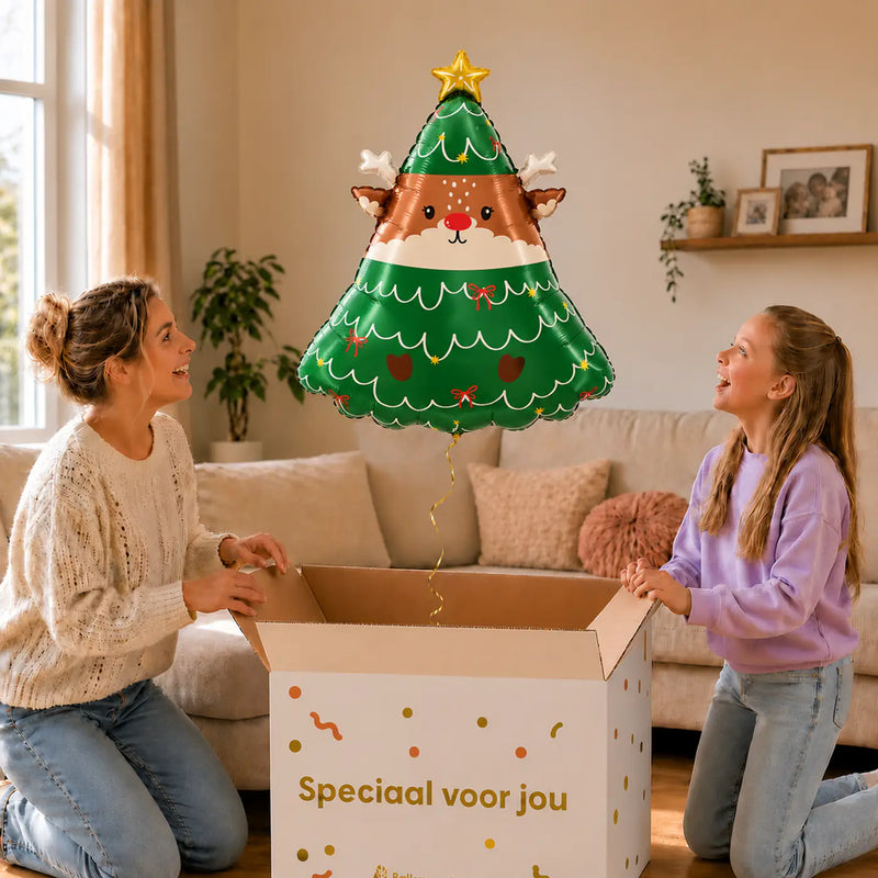 Rendier In Kerstboom Ballon – uitpakmoment met moeder en meisje in een warme woonkamer – Ballonnenshop.nl