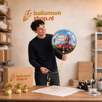 Jesse houdt de Rijbewijs Helium Ballon Vrouw vast in de warme werkplaats van Ballonnenshop.nl.