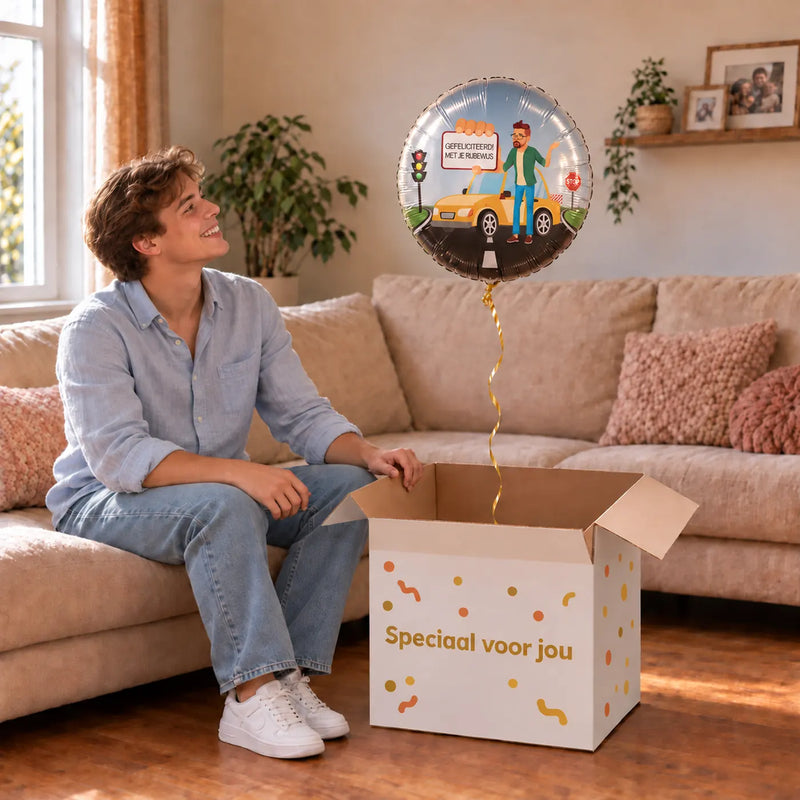 Uitpakmoment met Rijbewijs Helium Ballon Man uit een cadeaudoos van Ballonnenshop.nl