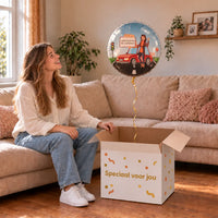 Uitpakmoment met Rijbewijs Helium Ballon Vrouw uit een cadeaudoos van Ballonnenshop.nl