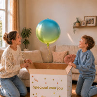 Moeder en jongen pakken de blauw-groene ronde bolballon van 45 cm uit de cadeaudoos.