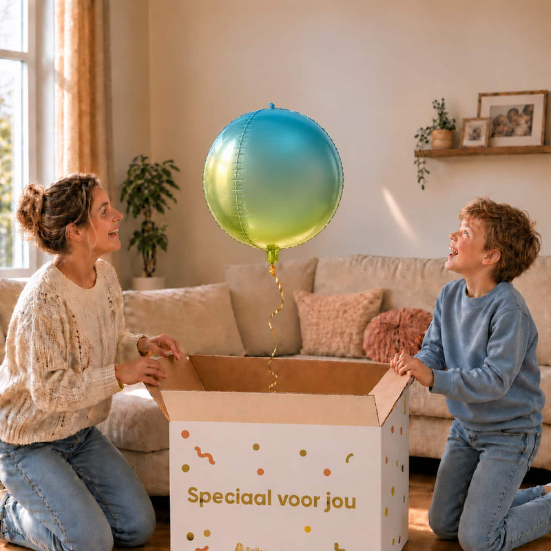 Moeder en jongen pakken de blauw-groene ronde bolballon van 45 cm uit de cadeaudoos.