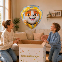 Rubble Paw Patrol XL Ballon – uitpakmoment met moeder en jongetje in een warme woonkamer – Ballonnenshop.nl