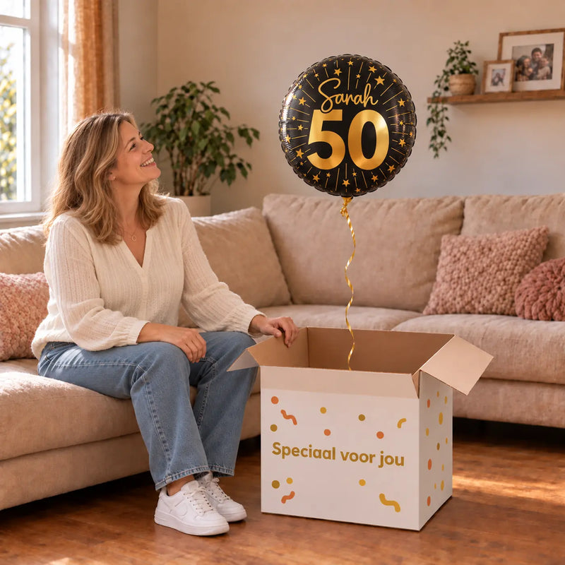 Vrouw viert 50 jaar met Sarah 50 Jaar Helium Ballon uit een cadeaudoos van Ballonnenshop.nl