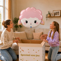 Schaap Helium Ballon – uitpakmoment met moeder en meisje in een warme woonkamer – Ballonnenshop.nl