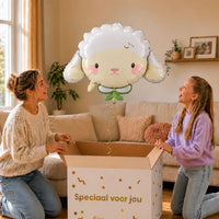 Schaap Helium Ballon – uitpakmoment met moeder en meisje in een warme woonkamer – Ballonnenshop.nl