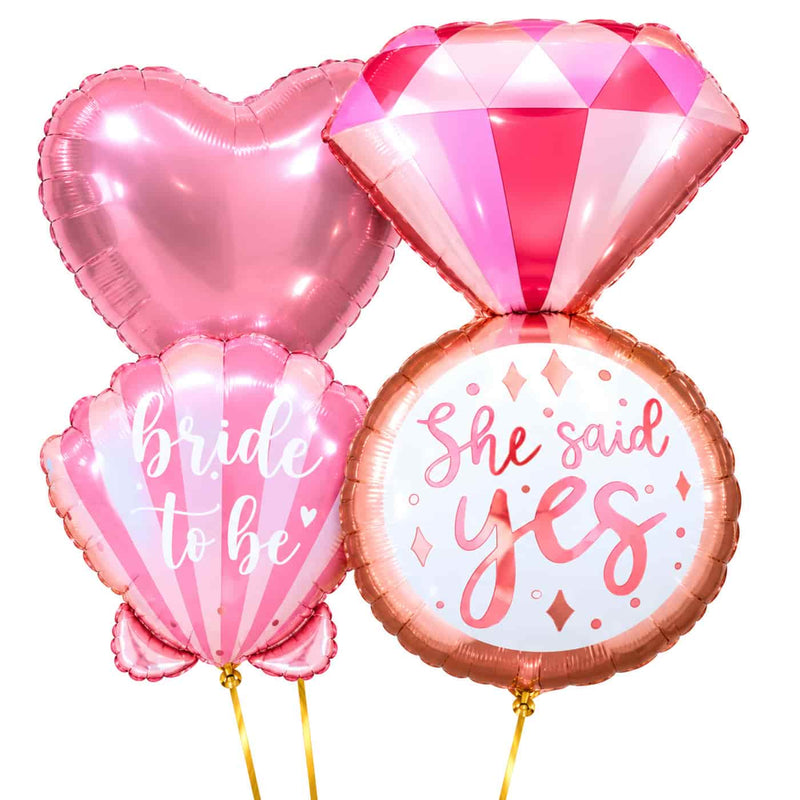 She Said Yes XL Trosje Ballonnen – heliumgevulde ballonnen met dunne gouden lintjes op een witte achtergrond