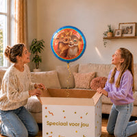 Moeder en meisje bekijken de Simba en Nala Lion King ballon van 46 cm boven de cadeaudoos.