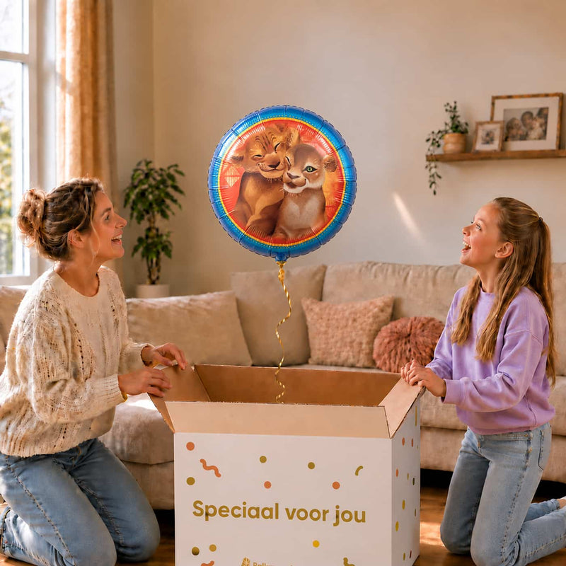 Moeder en meisje bekijken de Simba en Nala Lion King ballon van 46 cm boven de cadeaudoos.