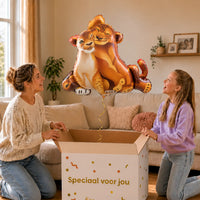 Simba & Nala Lion King XL Ballon – uitpakmoment met moeder en meisje in een warme woonkamer – Ballonnenshop.nl