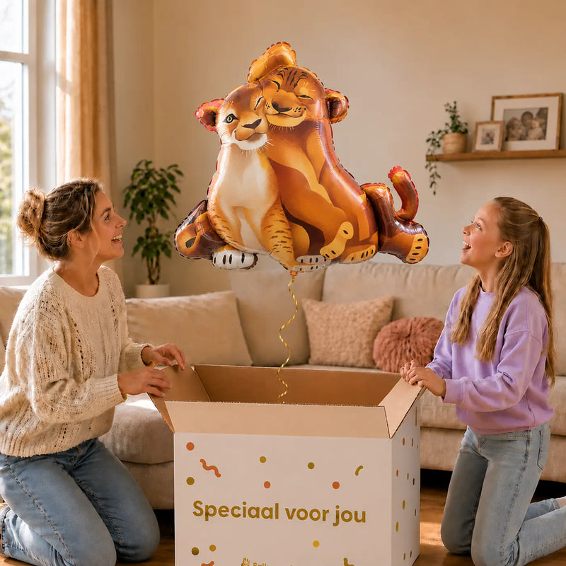 Simba & Nala Lion King XL Ballon – uitpakmoment met moeder en meisje in een warme woonkamer – Ballonnenshop.nl
