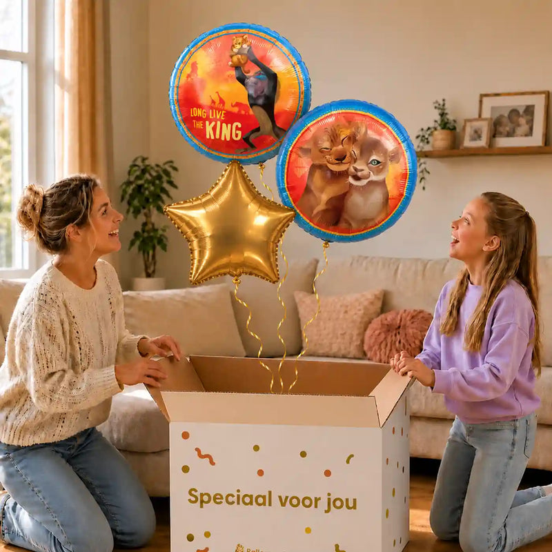 Simba & Nala Lion King Trosje: moeder en dochter pakken het heliumgevulde ballonnentrosje uit een Speciaal voor jou-doos, met natuurlijk gekrulde gouden linten.
