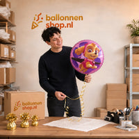 Jesse houdt de Skye – Paw Patrol Ballon vast in de warme werkplaats van Ballonnenshop.nl.
