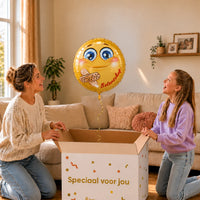 Moeder en meisje pakken een gele Smiley Beterschap heliumballon van 45 cm met pleisters uit.