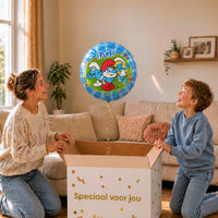 Jongen en moeder pakken een blauwe Smurfen heliumballon van 46 cm uit een Speciaal voor jou-cadeaudoos.