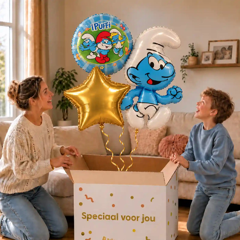 Smurfen Trosje blauw/wit/groen: moeder en zoon pakken het heliumgevulde ballonnentrosje uit een Speciaal voor jou-doos, met natuurlijk gekrulde gouden linten.