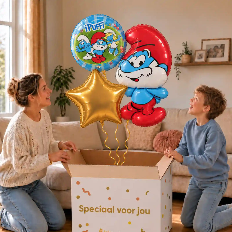 Smurfen Trosje blauw/wit/groen/rood: moeder en zoon pakken het heliumgevulde ballonnentrosje uit een Speciaal voor jou-doos, met natuurlijk gekrulde gouden linten.
