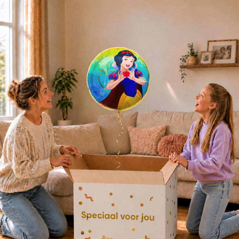 Moeder en meisje bekijken de ballon Sneeuwwitje Disney Prinses Ballon in zacht warm licht boven de geopende cadeaudoos ‘Speciaal voor jou’.