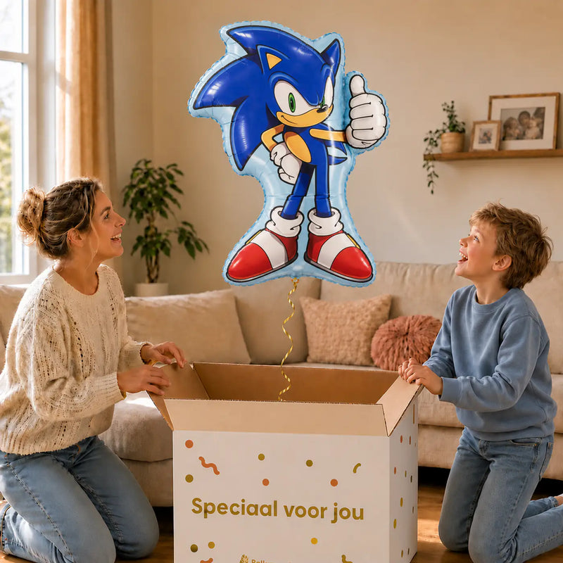 Sonic Helium XL Ballon – uitpakmoment met moeder en jongetje in een warme woonkamer – Ballonnenshop.nl