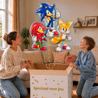 Sonic, Knuckles en Tails Trosje: moeder en zoon pakken het heliumgevulde ballonnentrosje uit een Speciaal voor jou-doos, met natuurlijk gekrulde gouden linten.